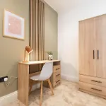 Trendy 1 Bedroom Flat Near With Free Parking, Ideal For Contractors & Long - Nordstay
