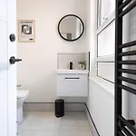 Trendy 1 Bedroom Flat Near With Free Parking, Ideal For Contractors & Long - Nordstay