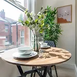 Trendy 1 Bedroom Flat Near With Free Parking, Ideal For Contractors & Long - Nordstay Leeds (West Yorkshire)