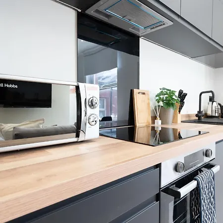 Trendy 1 Bedroom Flat Near With Free Parking, Ideal For Contractors & Long - Nordstay Apartmán *