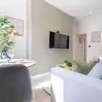 Trendy 1 Bedroom Flat Near With Free Parking, Ideal For Contractors & Long - Nordstay