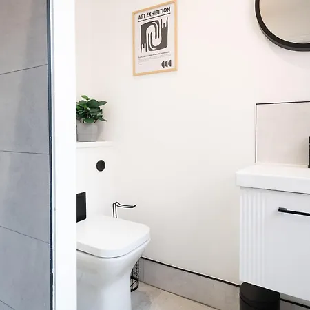 Modern 1 Bedroom Flat Near With Free Parking, Ideal For Contractors & Long - Nordstay Апартаменти Лідс