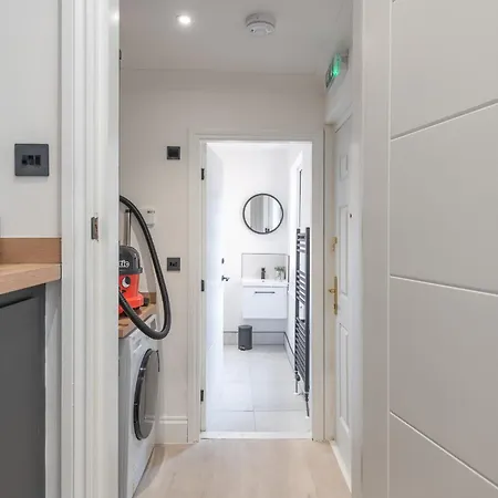 Modern 1 Bedroom Flat Near With Free Parking, Ideal For Contractors & Long - Nordstay *
