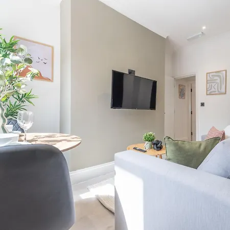 Modern 1 Bedroom Flat Near With Free Parking, Ideal For Contractors & Long - Nordstay