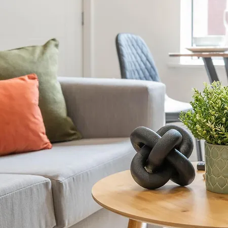 Modern 1 Bedroom Flat Near With Free Parking, Ideal For Contractors & Long - Nordstay * リーズ