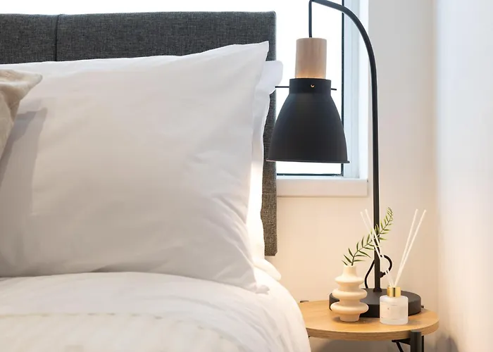 Modern 1 Bedroom Flat Near With Free Parking, Ideal For Contractors & Long - Nordstay Apartman *