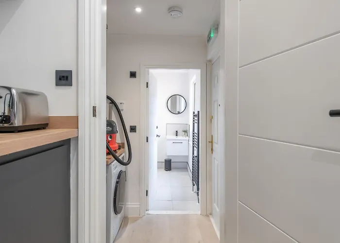 Modern 1 Bedroom Flat Near With Free Parking, Ideal For Contractors & Long - Nordstay *