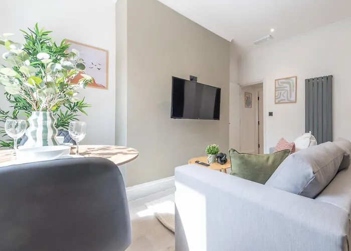 Modern 1 Bedroom Flat Near With Free Parking, Ideal For Contractors & Long - Nordstay