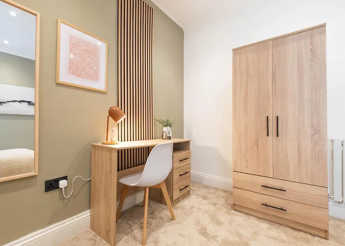 Modern 1 Bedroom Flat Near With Free Parking, Ideal For Contractors & Long - Nordstay