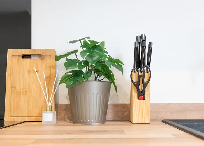 Modern 1 Bedroom Flat Near With Free Parking, Ideal For Contractors & Long - Nordstay Apartment