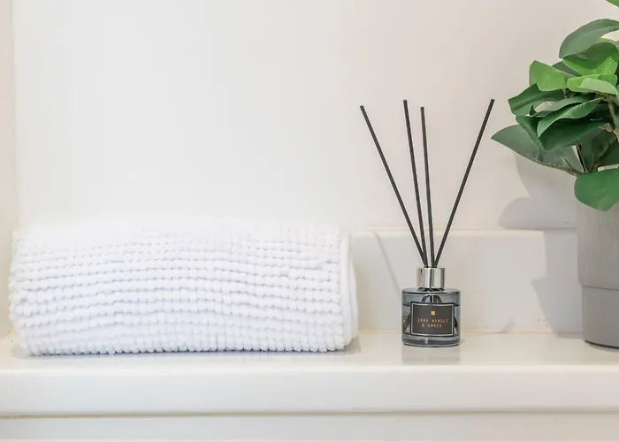 Apartment Modern 1 Bedroom Flat Near With Free Parking, Ideal For Contractors & Long - Nordstay *