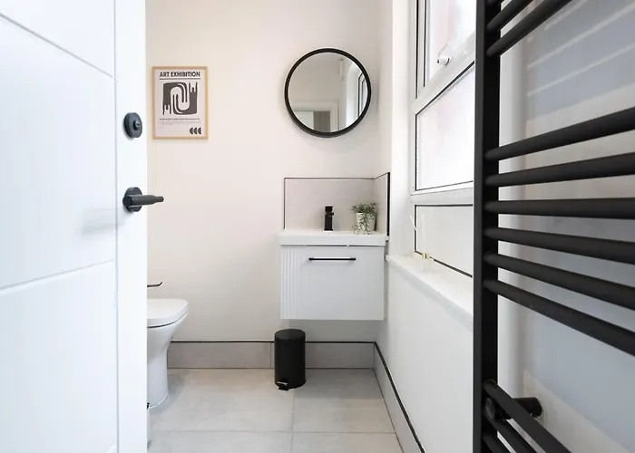 Modern 1 Bedroom Flat Near With Free Parking, Ideal For Contractors & Long - Nordstay