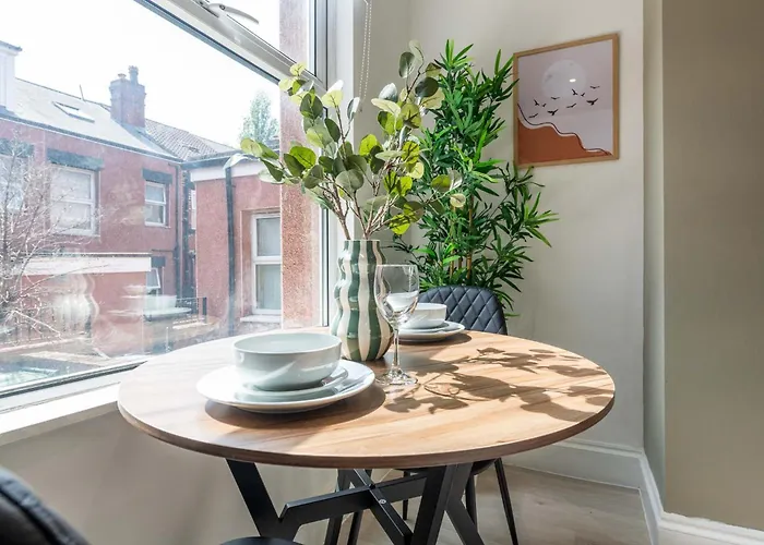 Modern 1 Bedroom Flat Near With Free Parking, Ideal For Contractors & Long - Nordstay Leeds