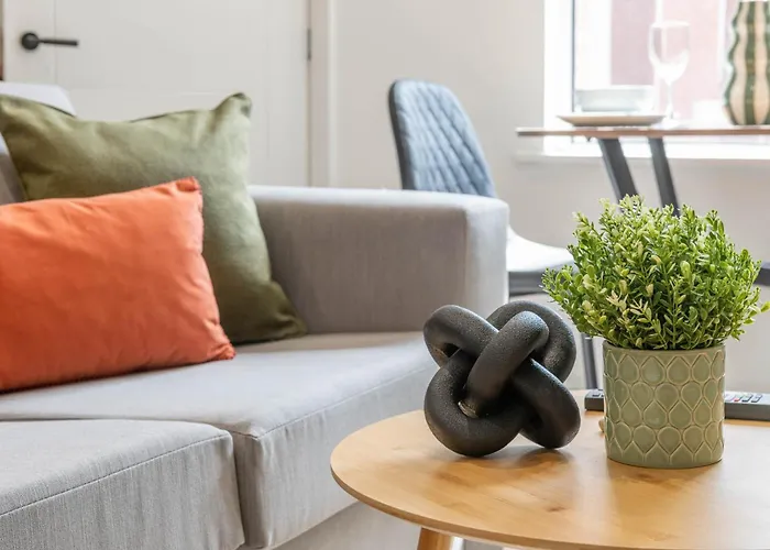 Modern 1 Bedroom Flat Near With Free Parking, Ideal For Contractors & Long - Nordstay * Leeds