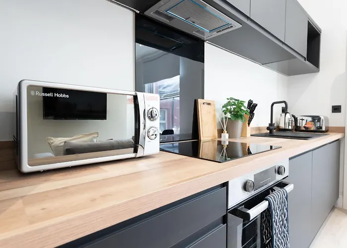 Modern 1 Bedroom Flat Near With Free Parking, Ideal For Contractors & Long - Nordstay Apartment *