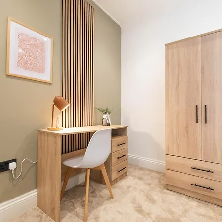 Modern 1 Bedroom Flat Near With Free Parking, Ideal For Contractors & Long - Nordstay