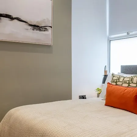 Modern 1 Bedroom Flat Near With Free Parking, Ideal For Contractors & Long - Nordstay Apartment *