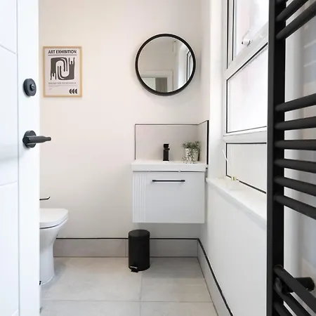 Trendy 1 Bedroom Flat Near With Free Parking, Ideal For Contractors & Long - Nordstay