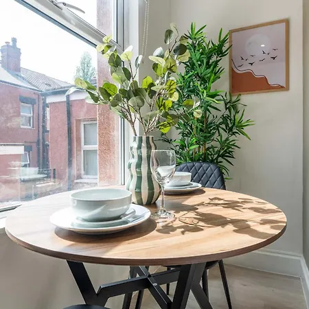Trendy 1 Bedroom Flat Near With Free Parking, Ideal For Contractors & Long - Nordstay 利兹